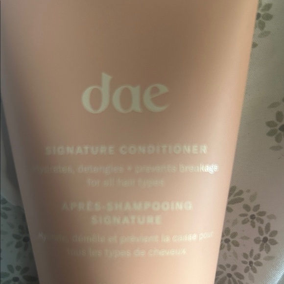 Dae Signature Conditioner 3 fl oz / 90mL Travel Size – Hydrates & Detangles - Picture 2 of 4